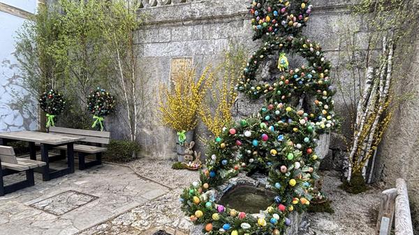 Der offizielle Osterbrunnen der Gemeinde Gößweinstein an der Ecke Balthasar-Neumann-Straße/Viktor-von-Scheffel-Straße neben der Basilika.