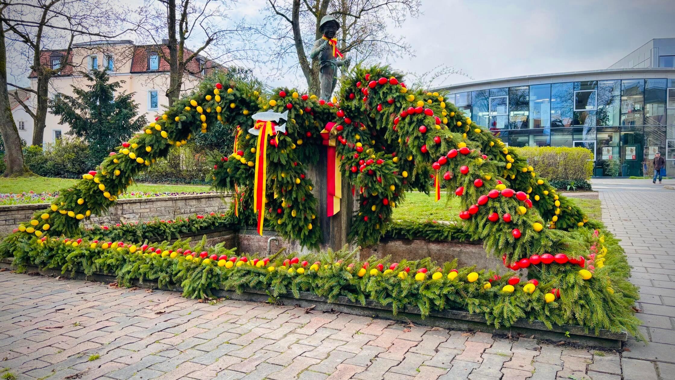 Der Fischerbuben-Brunnen in Forchheim im Ostergewand.