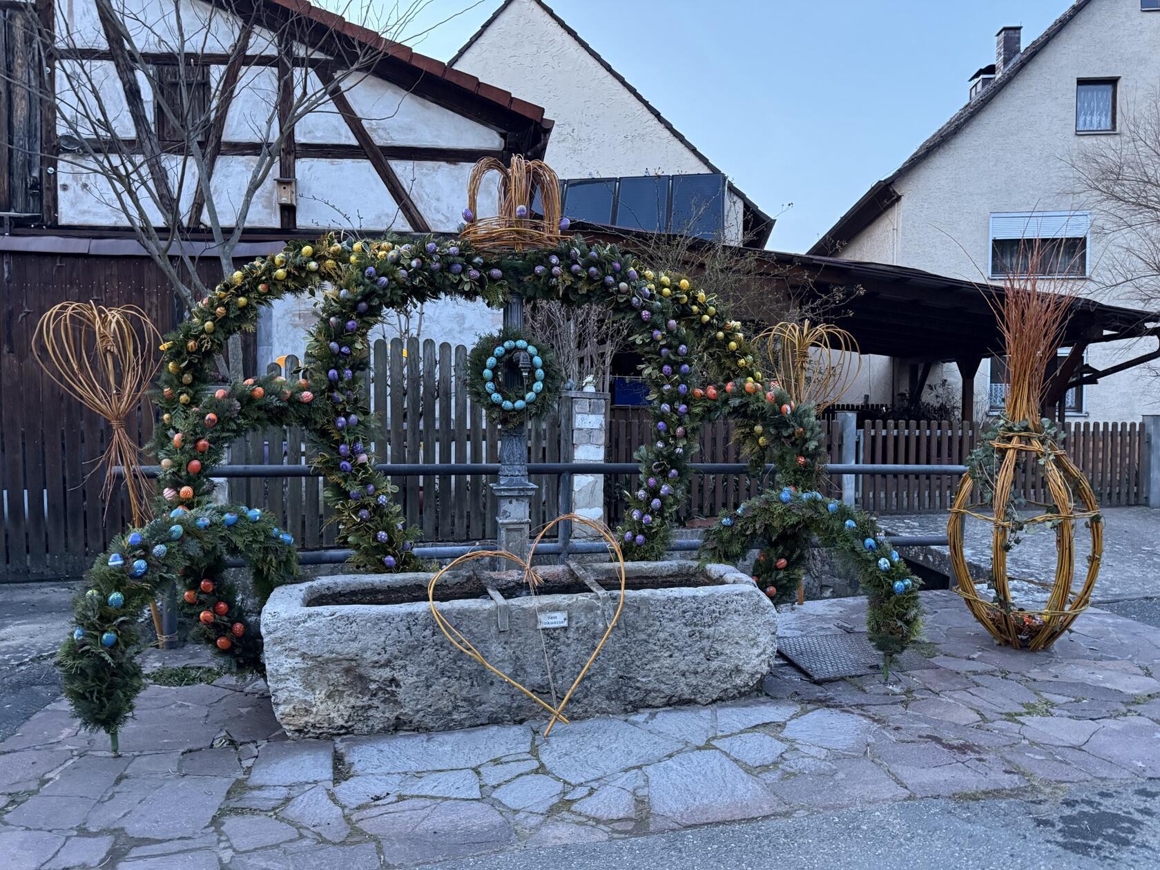 Auch dieses Jahr ist der Osterbrunnen von den Hagenbachern mit viel Herz geschmückt worden, schreibt unsere Leserin Angelika Springer.