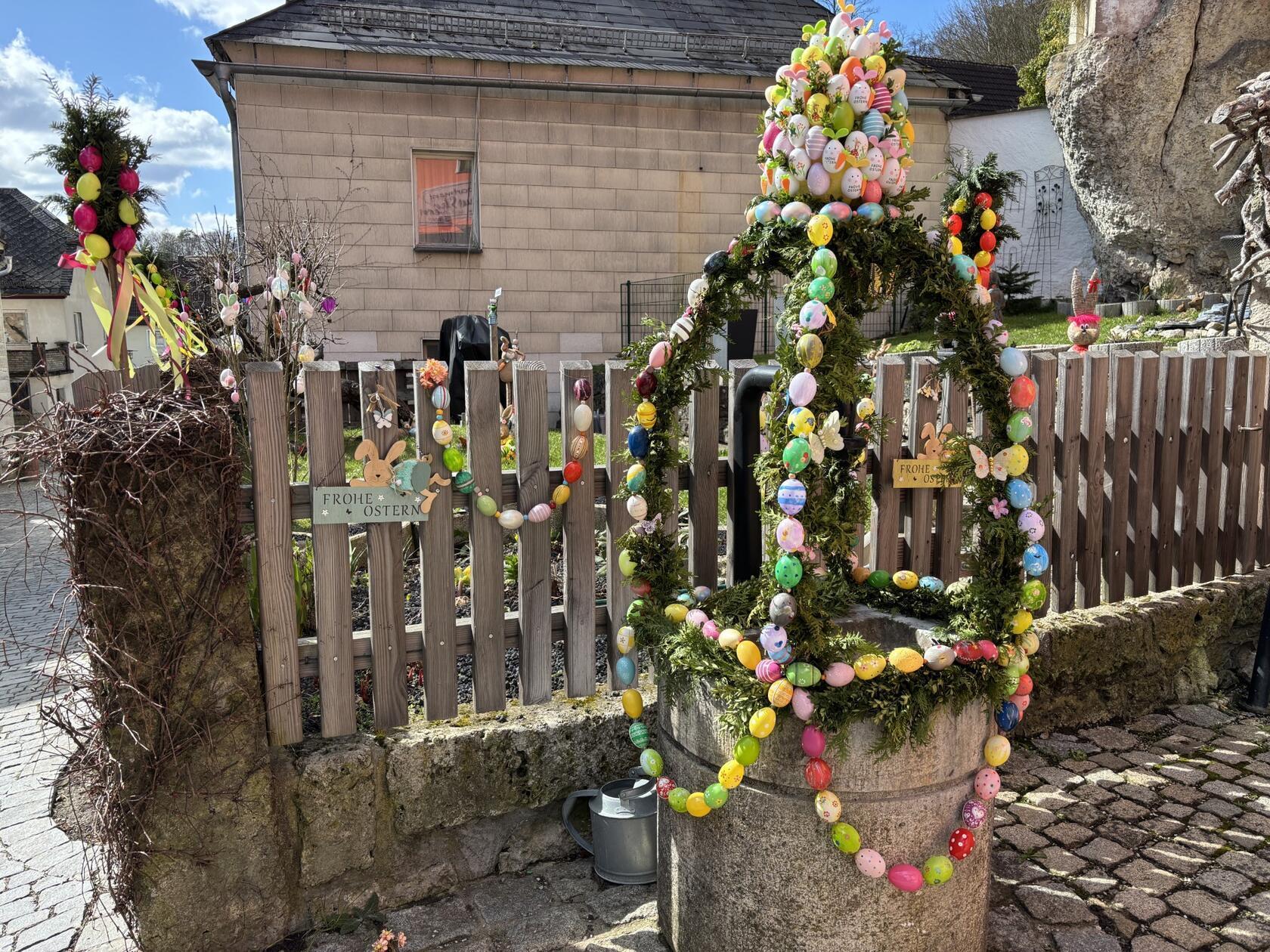 Der Osterbrunnen an der Karl-Brückner-Straße in Gößweinstein.