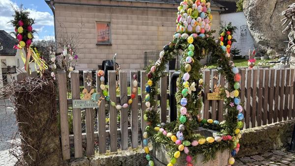 Der Osterbrunnen an der Karl-Brückner-Straße in Gößweinstein.