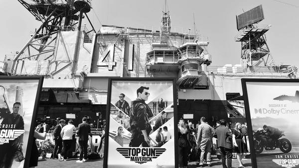 Der Schauspieler <b>James Handy</b> hatte in den Filmen „Top Gun: Maverick“ und „Jumanji“ kleinere Rollen. Nun starb der 81-Jährige infolge einer Stichattacke. Ein Verdächtiger (44 Jahre alt) stellte sich vor Ort der Polizei - er soll der Sohn der Freundin des Toten sein.