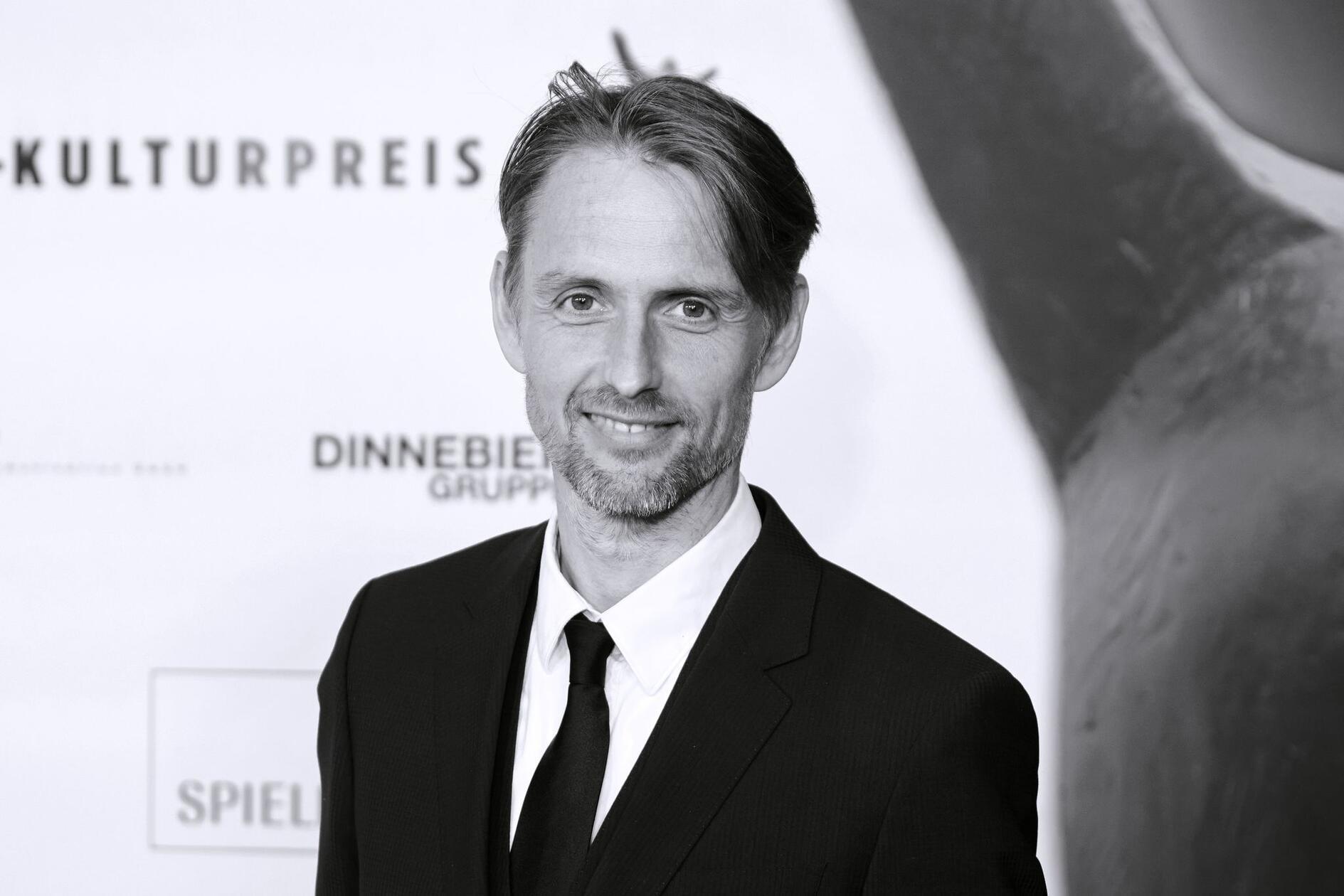 Er war vor allem aus der Serie "Türkisch für Anfänger" bekannt: Der Schauspieler <b>Axel Schreiber</b> ist im Alter von nur 49 Jahren nach einer Krebserkrankung gestorben. Im Laufe seiner Karriere wirkte Schreiber auch an anderen Produktionen für Film und Fernsehen mit, zum Beispiel „Soko Leipzig“ oder im „Tatort“. 2025 stand er für „In aller Freundschaft“ vor der Kamera.