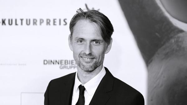 Er war vor allem aus der Serie "Türkisch für Anfänger" bekannt: Der Schauspieler <b>Axel Schreiber</b> ist im Alter von nur 49 Jahren nach einer Krebserkrankung gestorben. Im Laufe seiner Karriere wirkte Schreiber auch an anderen Produktionen für Film und Fernsehen mit, zum Beispiel „Soko Leipzig“ oder im „Tatort“. 2025 stand er für „In aller Freundschaft“ vor der Kamera.