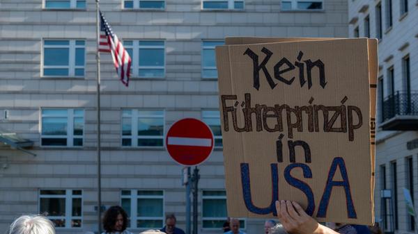 Eine Teilnehmerin einer Demonstration der Democrat