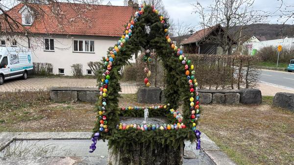 Der österlich geschmückte Brunnen in Wannbach.
