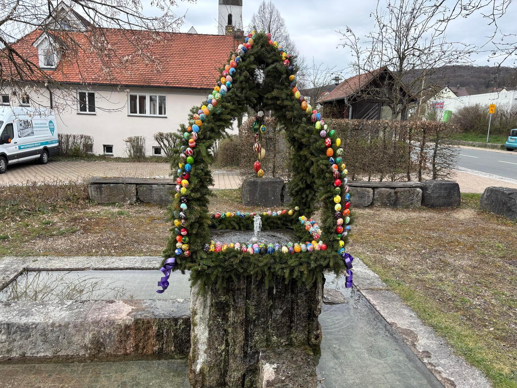 Der österlich geschmückte Brunnen in Wannbach.