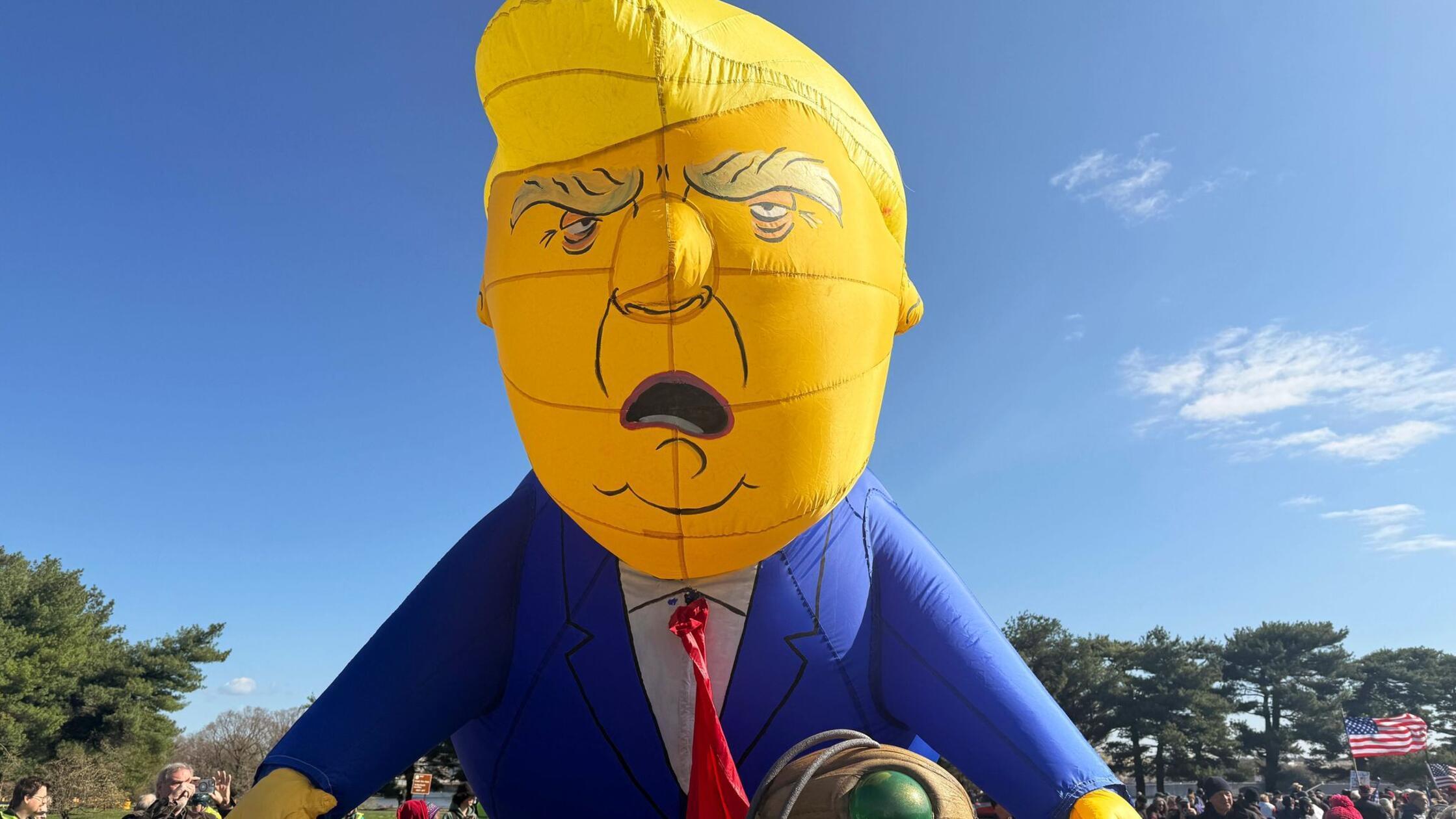 Ein aufblasbarer Ballon mit dem Abbild von Donald 