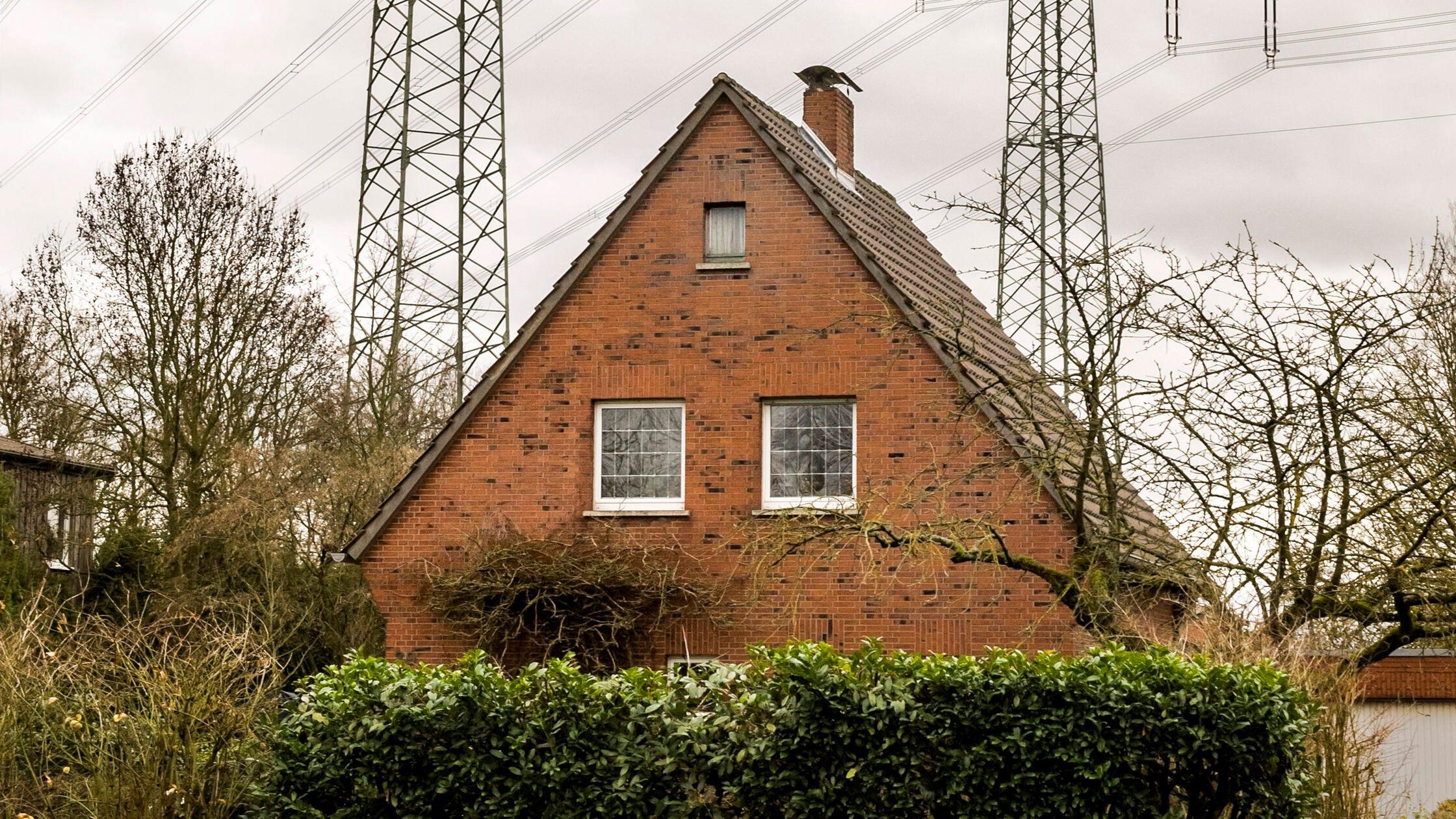 Hochspannungsmasten und Stromleitungen ragen über 