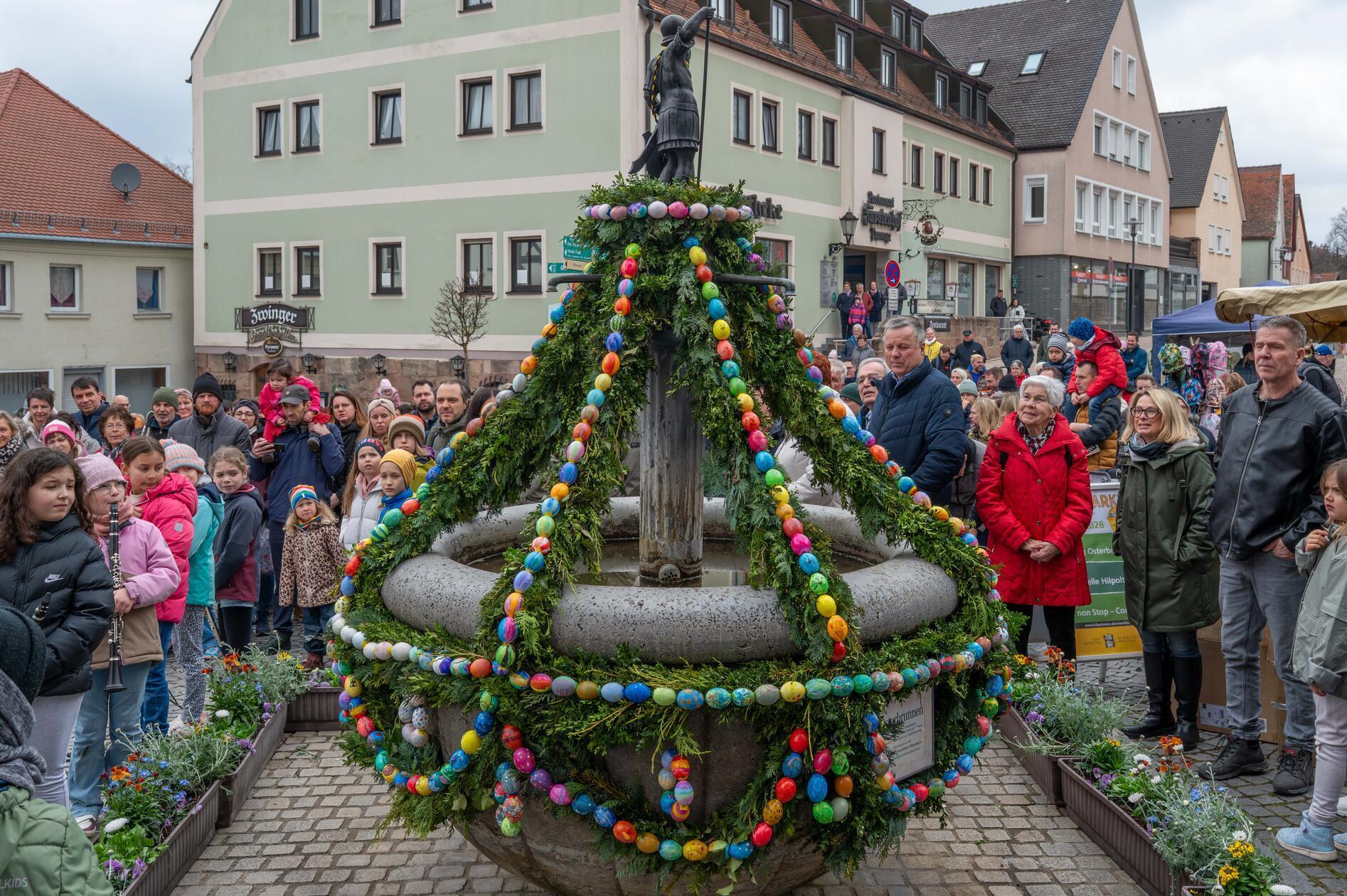 Der Osterbrunnen vor dem Rathaus – rund 500 von Grundschulkindern bemalte Eier schmücken das Hilpoltsteiner Wahrzeichen, das Bürgermeister Markus Mahl am Sonntag feierlich eröffnete.