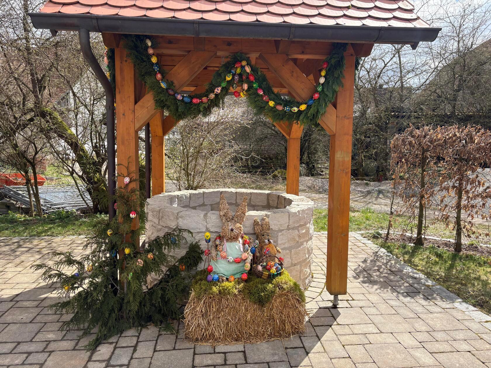 Der Osterbrunnen in Egloffsteinerhüll wird von der Dorfgemeinschaft geschmückt.