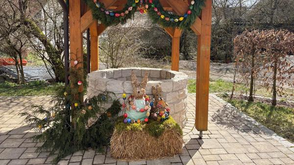 Der Osterbrunnen in Egloffsteinerhüll wird von der Dorfgemeinschaft geschmückt.
