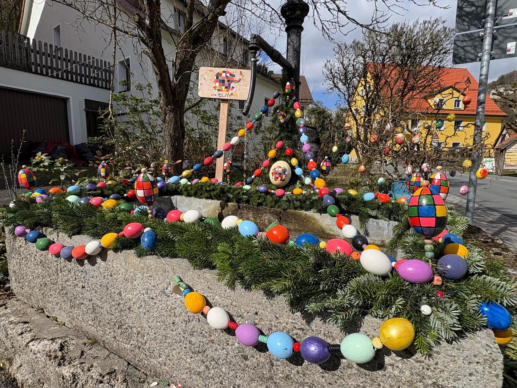 Den Osterbrunnen auf dem Parkplatz des Gasthofs zur Post in Egloffstein schmückt die Kita Elmar Egloffstein.