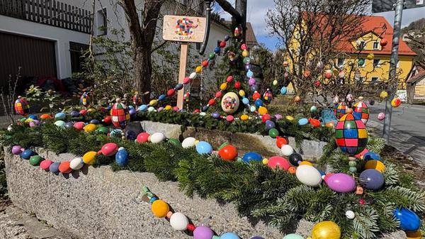 Den Osterbrunnen auf dem Parkplatz des Gasthofs zur Post in Egloffstein schmückt die Kita Elmar Egloffstein.