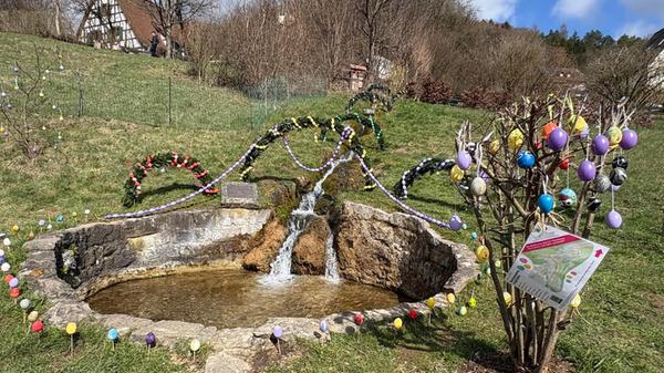 Den Osterbrunnen neben der Grundschule in Egloffstein schmücken die Schulkinder mit den Lehrerinnen.