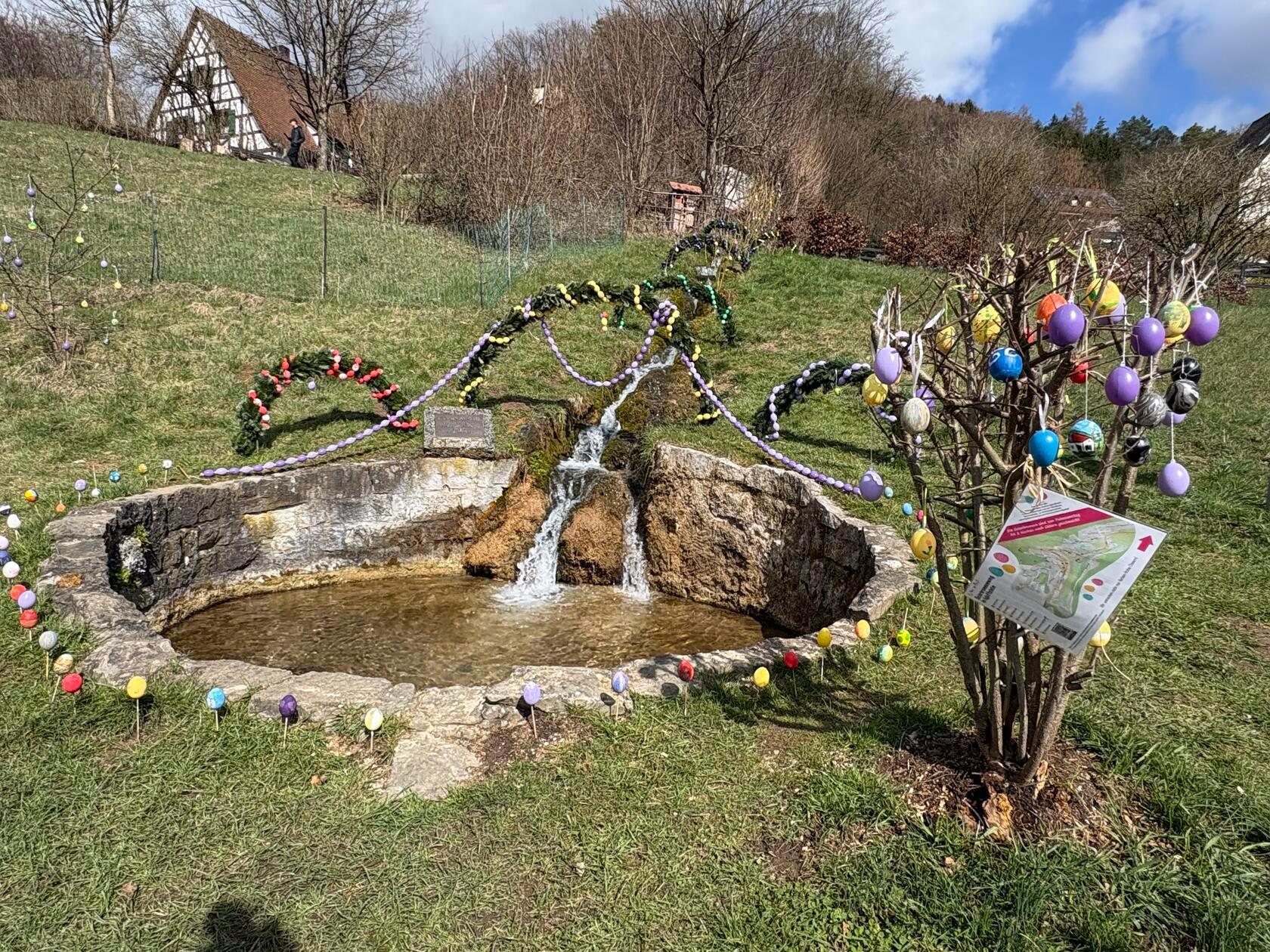 Den Osterbrunnen neben der Grundschule in Egloffstein schmücken die Schulkinder mit den Lehrerinnen.