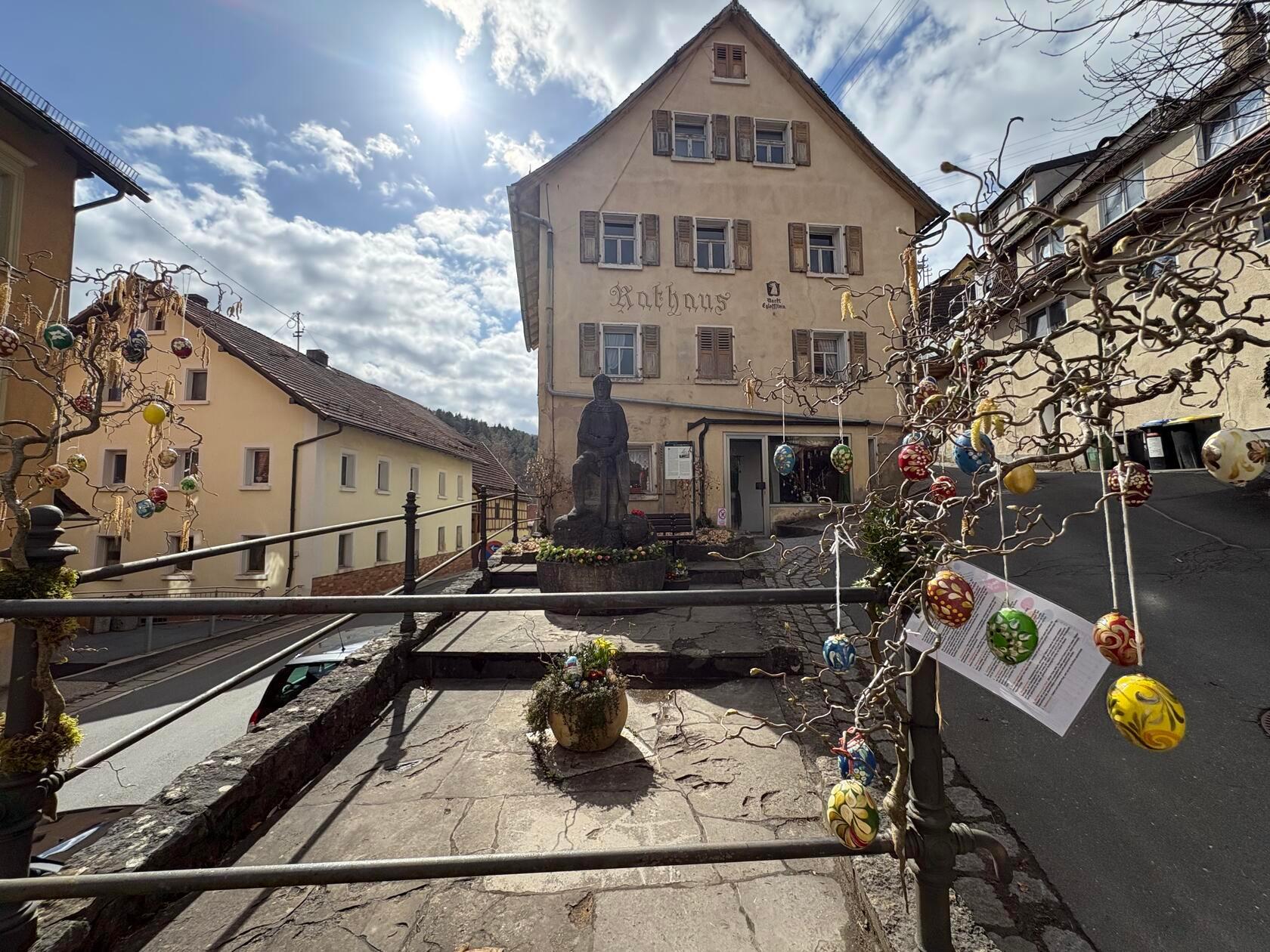Der Egilolfbrunnen ist Teil des Osterbrunnenwegs in Egloffstein - er bietet neun Brunnen im Ort verteilt.