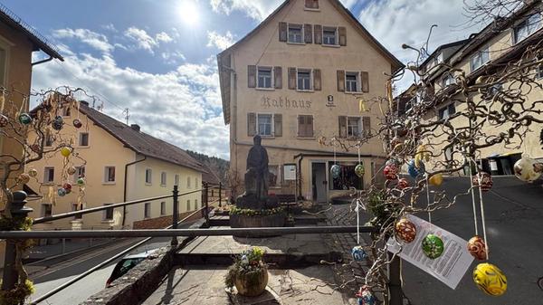 Der Egilolfbrunnen ist Teil des Osterbrunnenwegs in Egloffstein - er bietet neun Brunnen im Ort verteilt.
