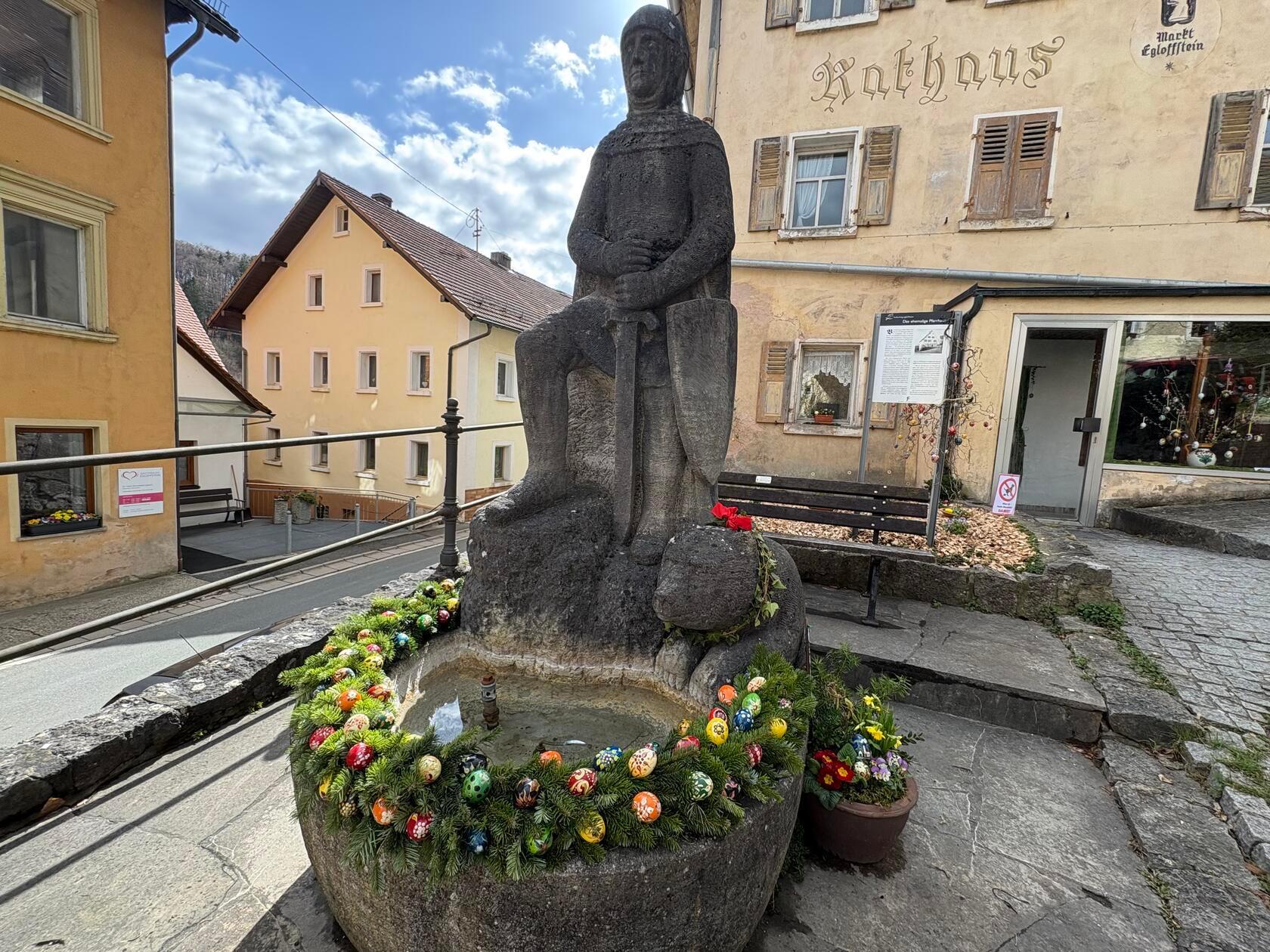 Der Egilolfbrunnen ist Teil des Osterbrunnenwegs in Egloffstein - er bietet neun Brunnen im Ort verteilt.