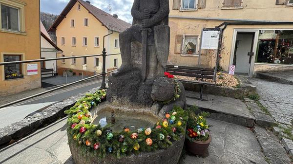 Der Egilolfbrunnen ist Teil des Osterbrunnenwegs in Egloffstein - er bietet neun Brunnen im Ort verteilt.