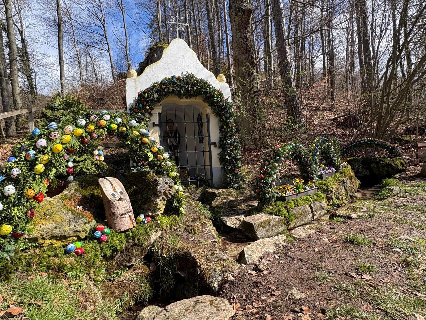 Der Osterbrunnen in St. Moritz (oberhalb von Leutenbach) lockt viele Wanderer an.