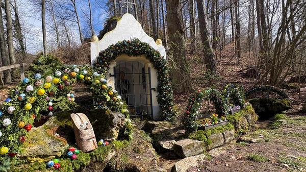 Der Osterbrunnen in St. Moritz (oberhalb von Leutenbach) lockt viele Wanderer an.