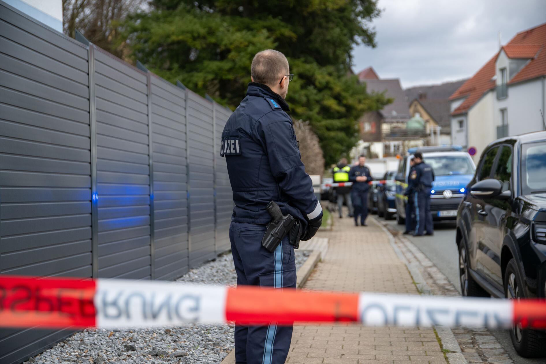 Polizisten stehen hinter Flatterband am Tatort im Ortsteil Hohenstadt der Gemeinde Pommelsbrunn.