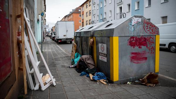 Neben einem Glascontainer liegt Sperrmüll. In der