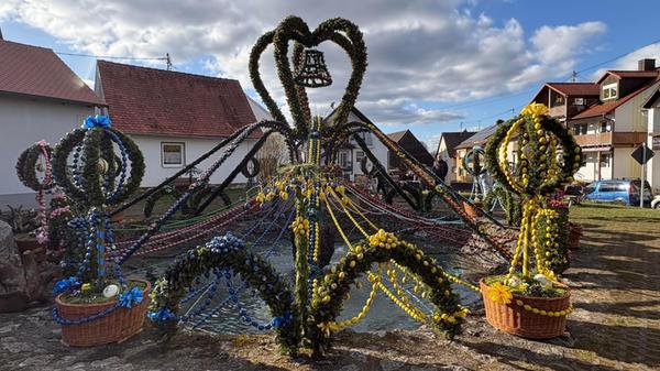 Der Osterbrunnen in Bieberbach steht als weltgrößer Osterbrunnen im Guinnessbuch der Rekorde und zieht Jahr für Jahr zahlreiche Besucher an.