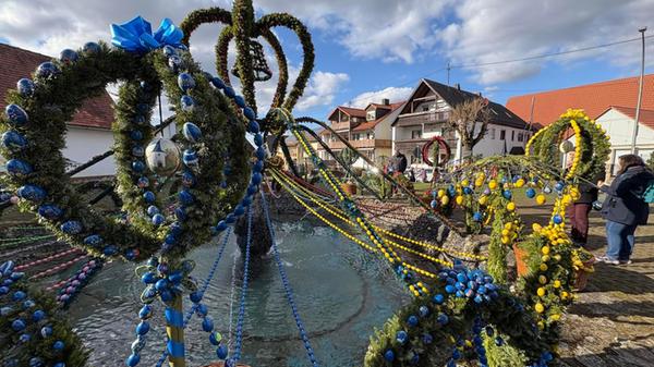 Der Osterbrunnen in Bieberbach steht als weltgrößer Osterbrunnen im Guinnessbuch der Rekorde und zieht Jahr für Jahr zahlreiche Besucher an.