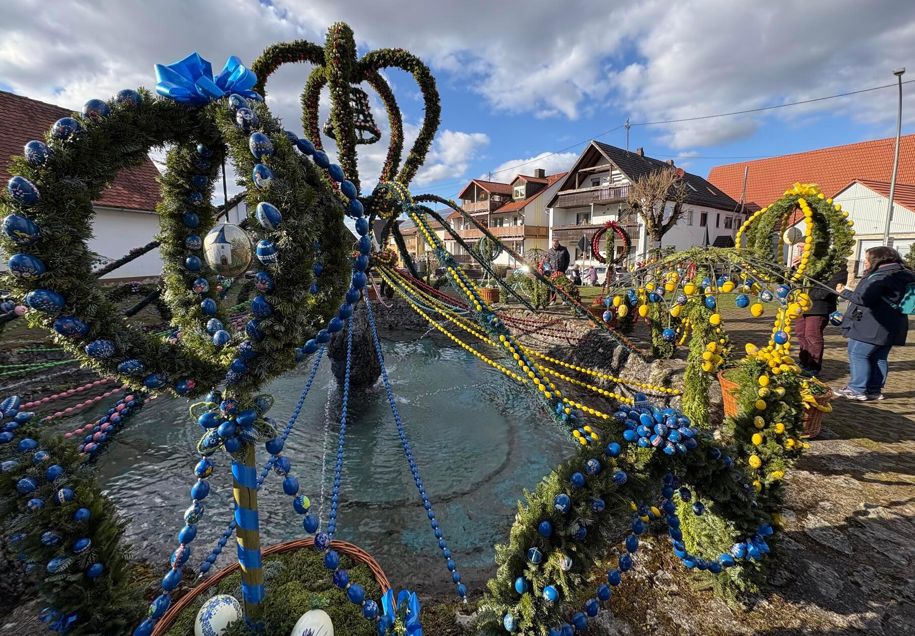 Der Osterbrunnen in Bieberbach steht als weltgrößer Osterbrunnen im Guinnessbuch der Rekorde und zieht Jahr für Jahr zahlreiche Besucher an.