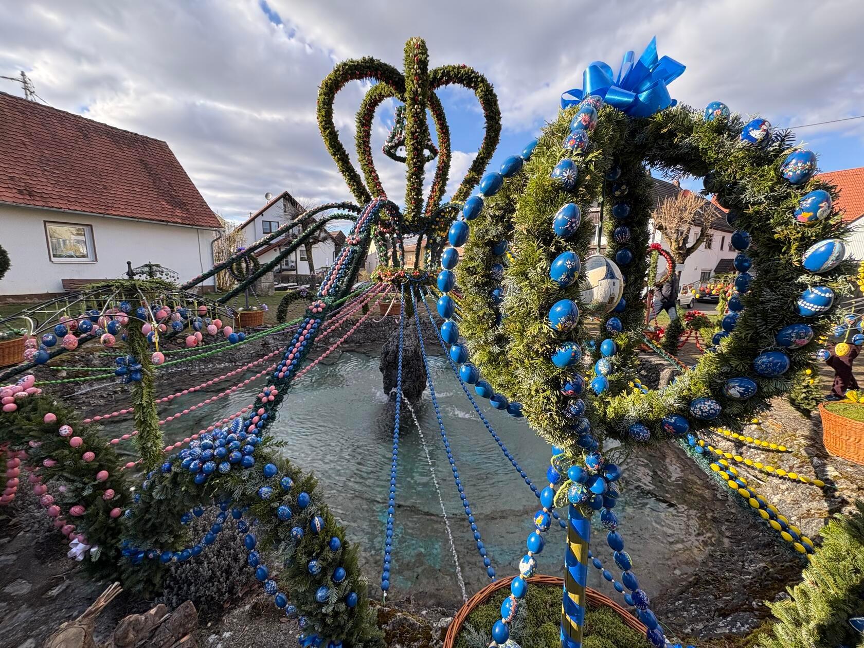 Der Osterbrunnen in Bieberbach steht als weltgrößer Osterbrunnen im Guinnessbuch der Rekorde und zieht Jahr für Jahr zahlreiche Besucher an.