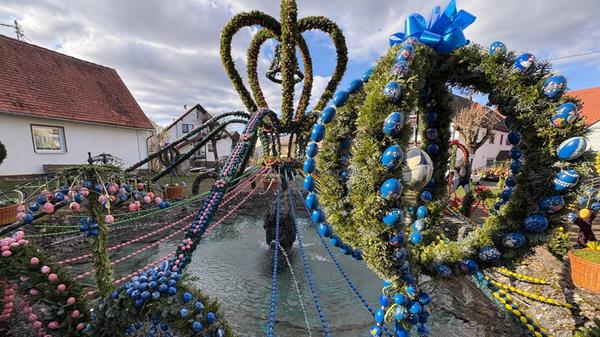 Der Osterbrunnen in Bieberbach steht als weltgrößer Osterbrunnen im Guinnessbuch der Rekorde und zieht Jahr für Jahr zahlreiche Besucher an.