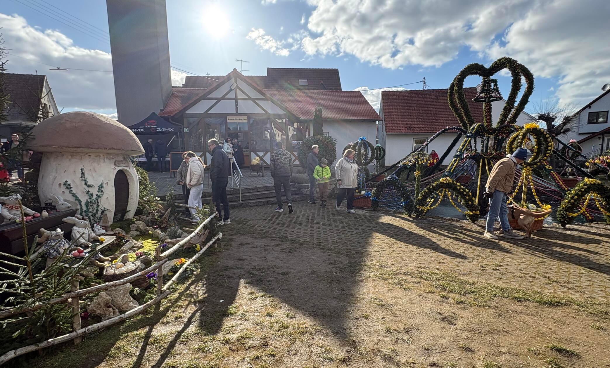 Der Osterbrunnen in Bieberbach steht als weltgrößer Osterbrunnen im Guinnessbuch der Rekorde und zieht Jahr für Jahr zahlreiche Besucher an.