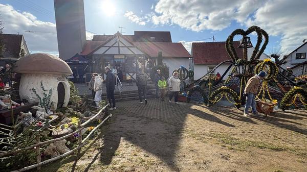 Der Osterbrunnen in Bieberbach steht als weltgrößer Osterbrunnen im Guinnessbuch der Rekorde und zieht Jahr für Jahr zahlreiche Besucher an.