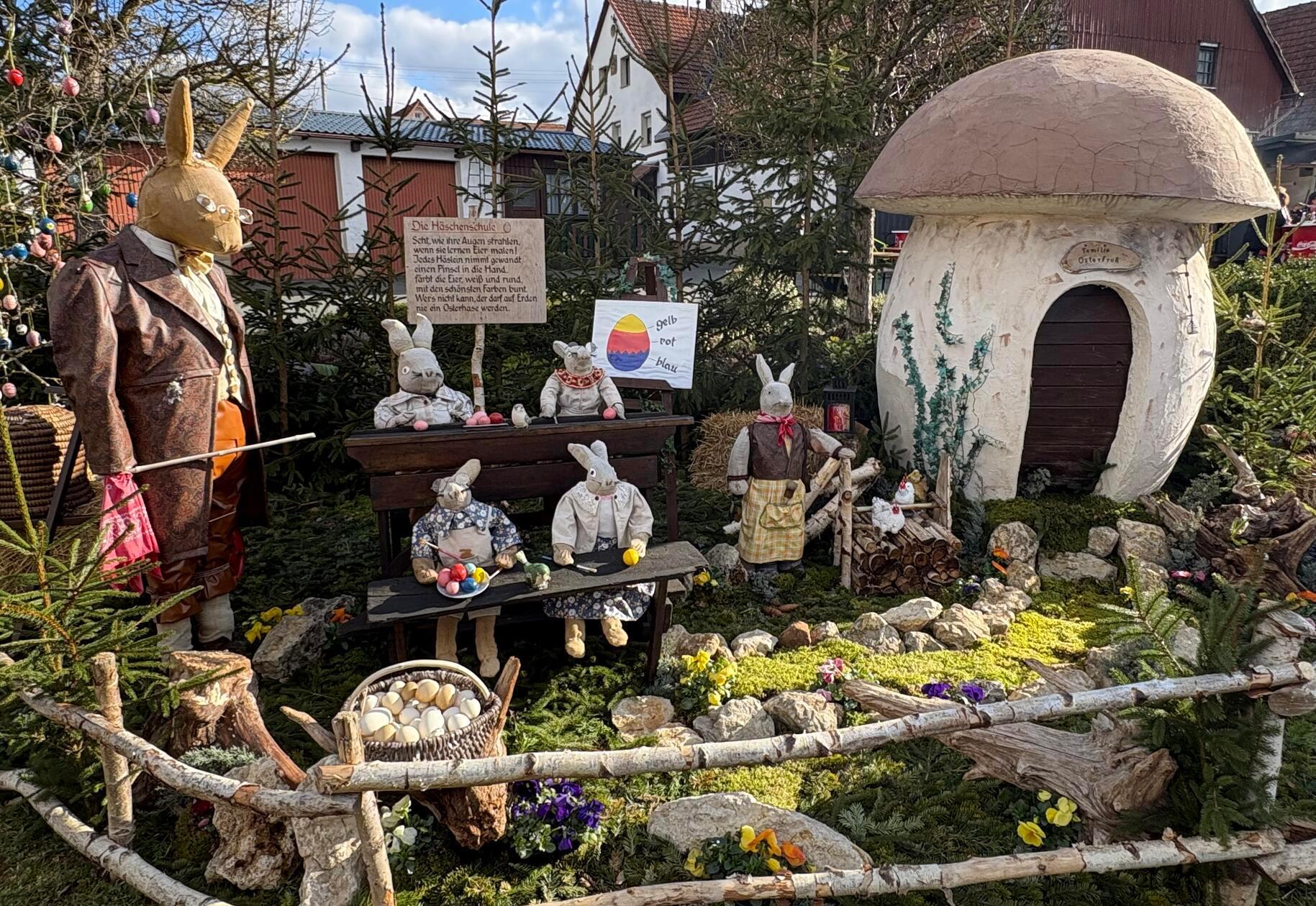 Der Osterbrunnen in Bieberbach steht als weltgrößer Osterbrunnen im Guinnessbuch der Rekorde und zieht Jahr für Jahr zahlreiche Besucher an.