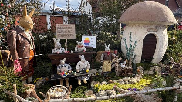 Der Osterbrunnen in Bieberbach steht als weltgrößer Osterbrunnen im Guinnessbuch der Rekorde und zieht Jahr für Jahr zahlreiche Besucher an.