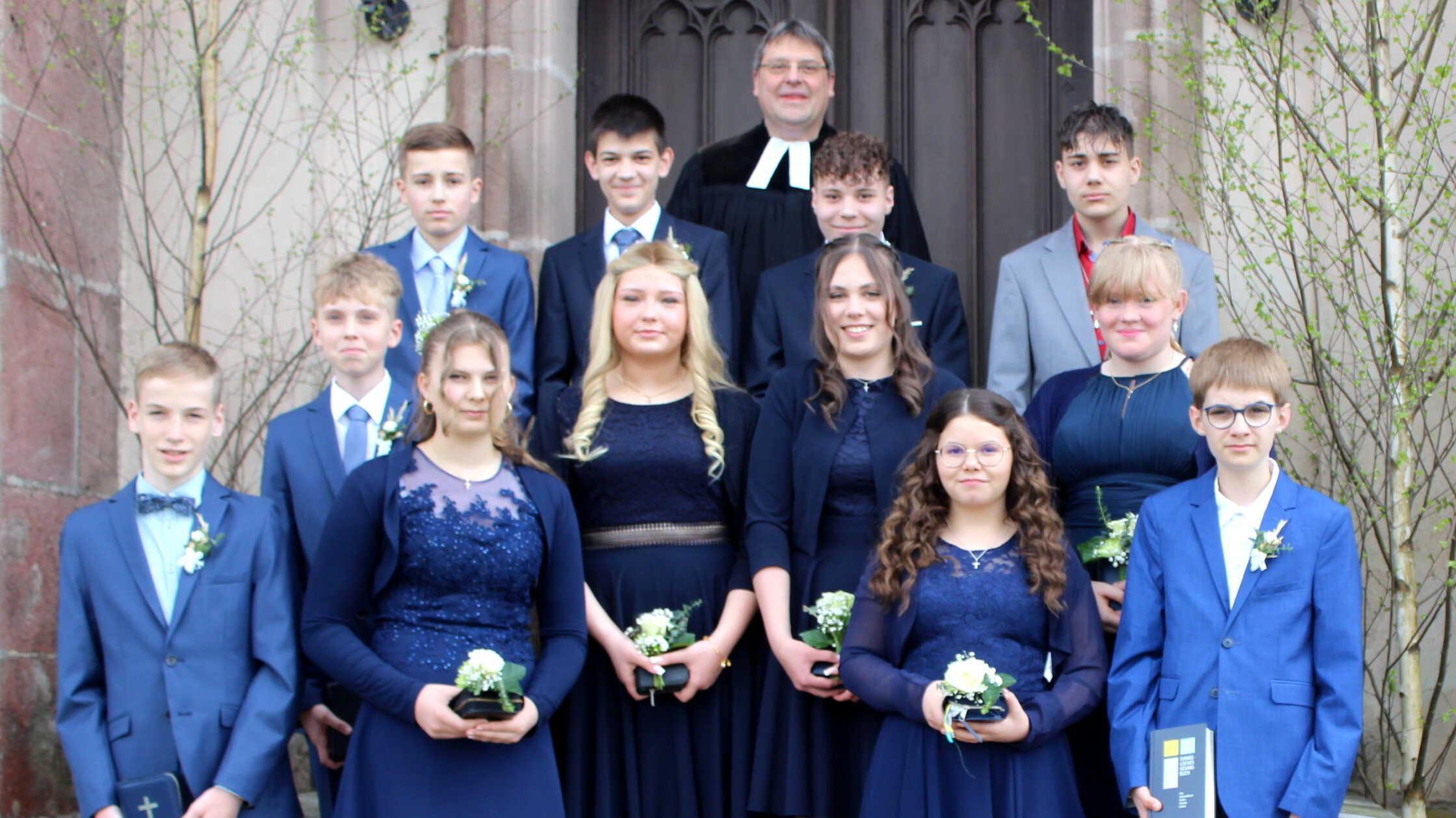 Pfarrer Wolfgang Schmitz führte die acht Döckinger Konfirmandinnen und Konfirmanden an den Altar.