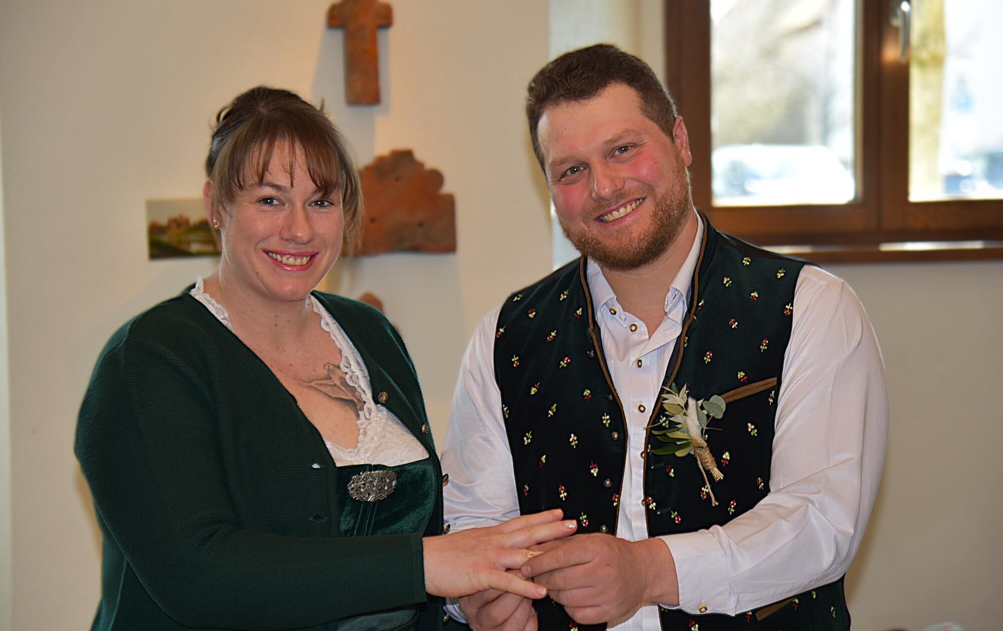 Bei strahlendem Sonnenschein haben Katharina Gugel und Maximilian Fiehl – beide aus alteingesessenen Familien in Pavelsbach – am Freitagmittag im Deutschordensschloss in Postbauer-Heng geheiratet. Der 33-jährige Pharmakant und die 32-jährige Bäckerin haben sich, ganz im Trend der Zeit, beim Chatten im weltweiten Netz im Juni 2023 entdeckt, obwohl beide in Pavelsbach „dahoam“ sind. Das war in der Früh. Bereits am Nachmittag machten sie „Nägel mit Köpfen“ und trafen sich am Rothsee zum Spazierengehen und auf ein Eis. Es passte.