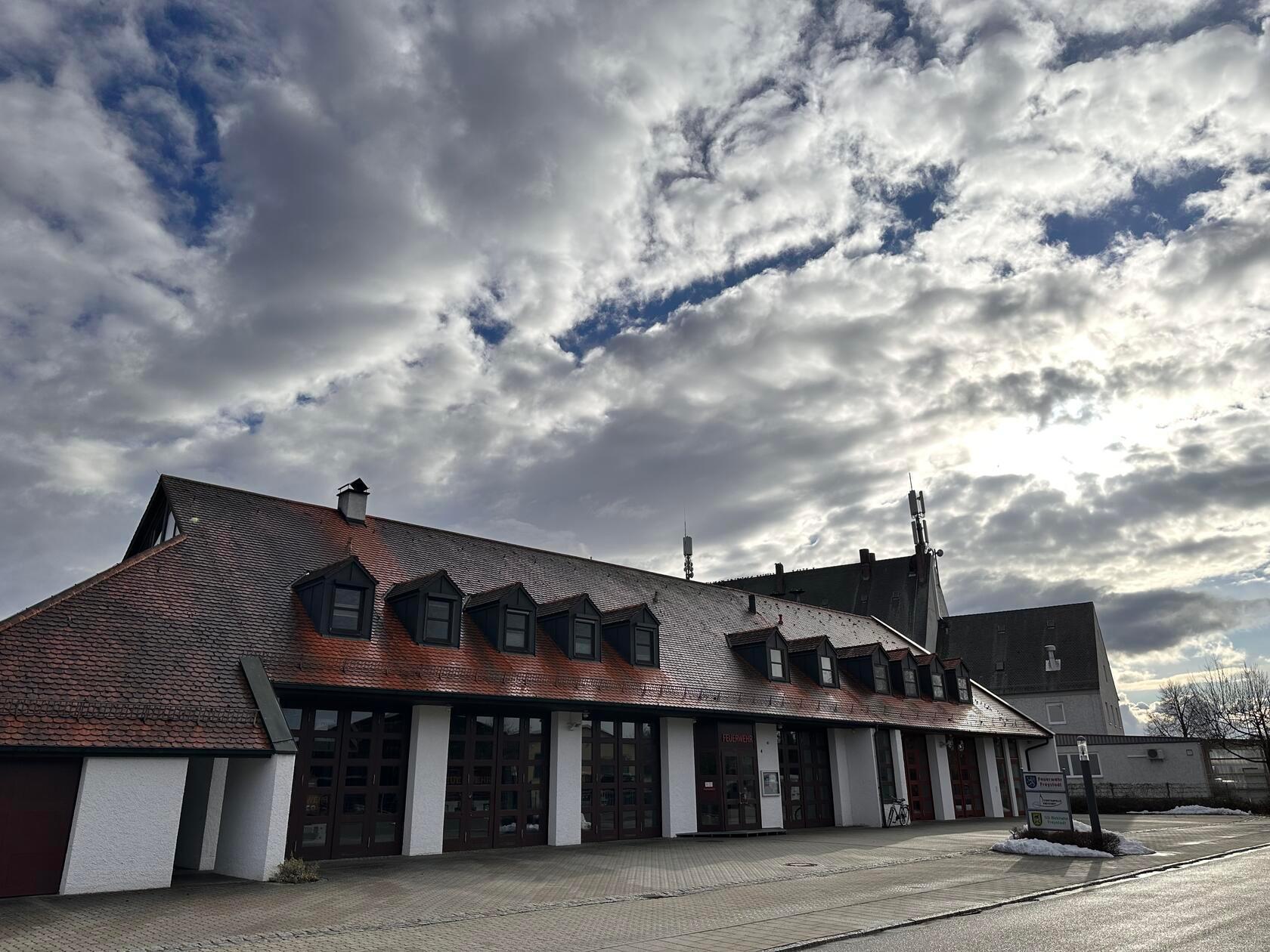 Das Feuerwehrhaus Freystadt unterm Wolkenhimmel hat unsere Leserin Petra Gaukler aufgenommen.