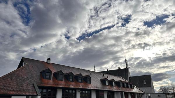 Das Feuerwehrhaus Freystadt unterm Wolkenhimmel hat unsere Leserin Petra Gaukler aufgenommen.