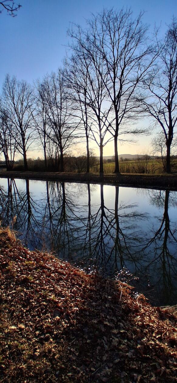 Die Abendstimmung am alten Kanal in Holzheim hat unser Leser Jürgen Ruppert eingefangen.