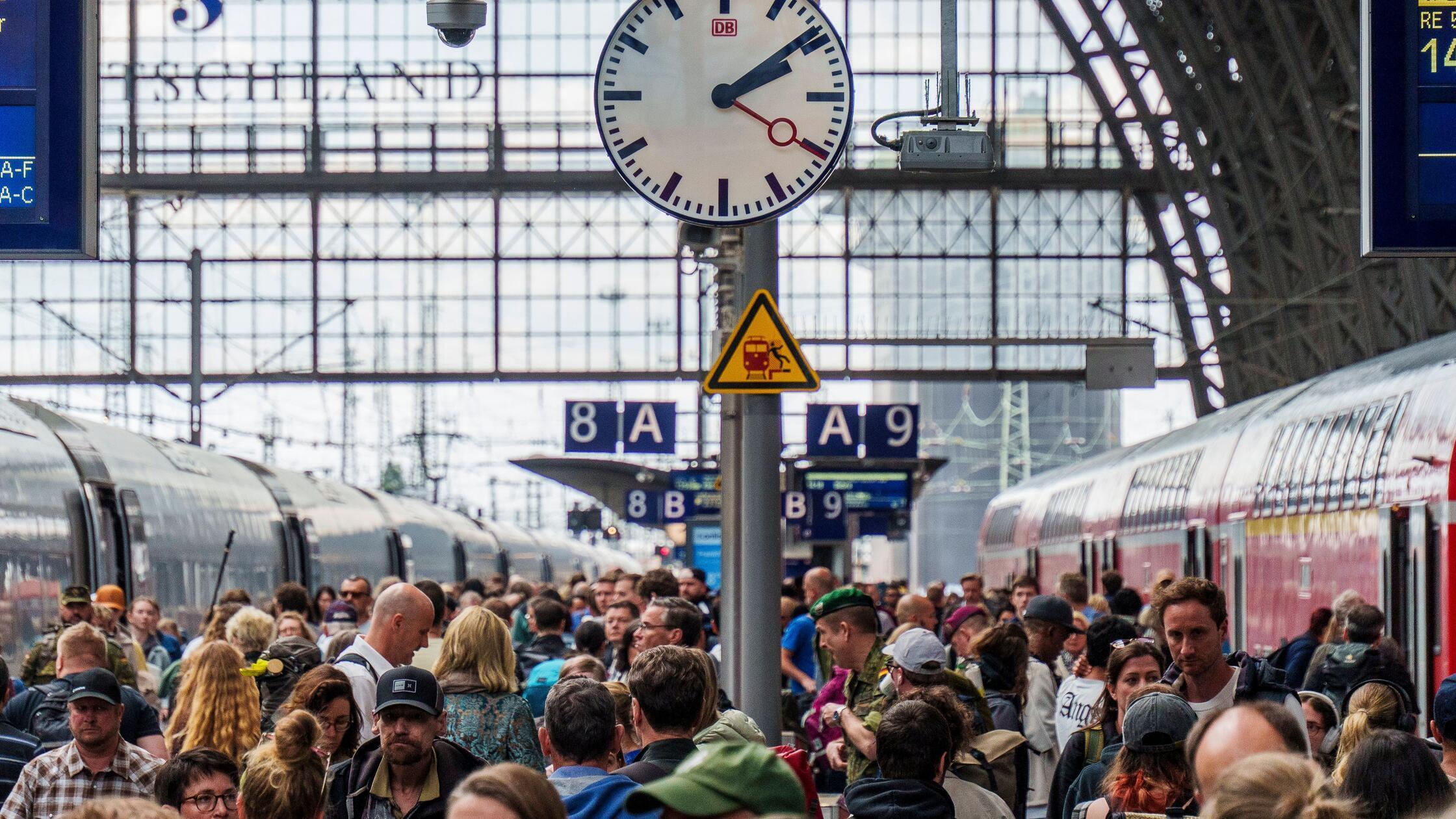 ARCHIV - 16.05.2025, Hessen, Frankfurt/Main: Reise