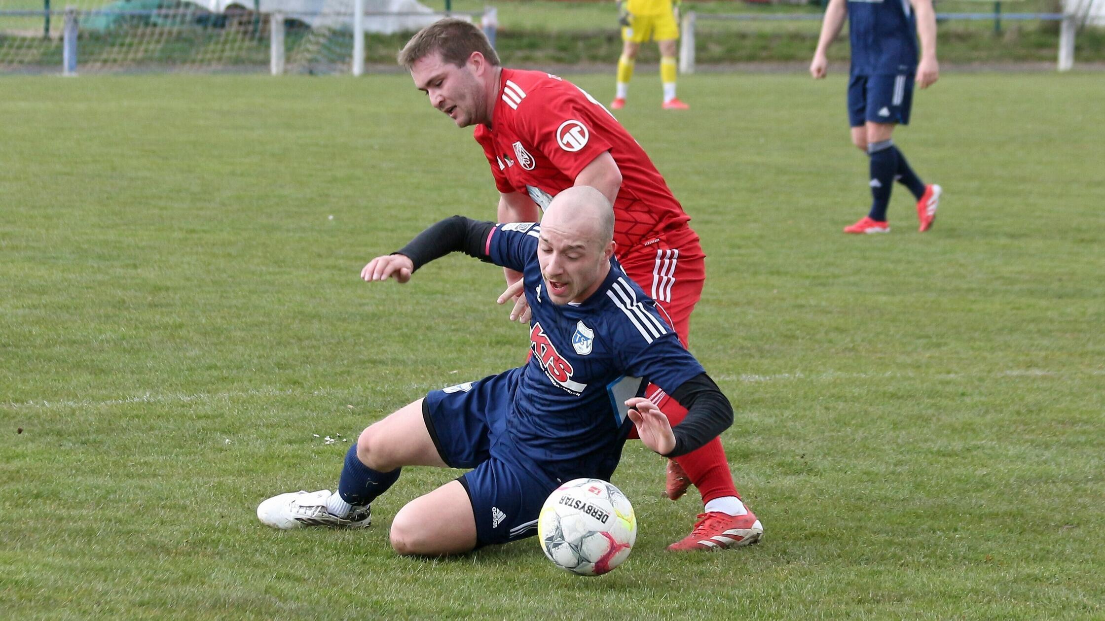 TSV Winkelhaid Yannick Dambauer (Blau) im Bodenkam