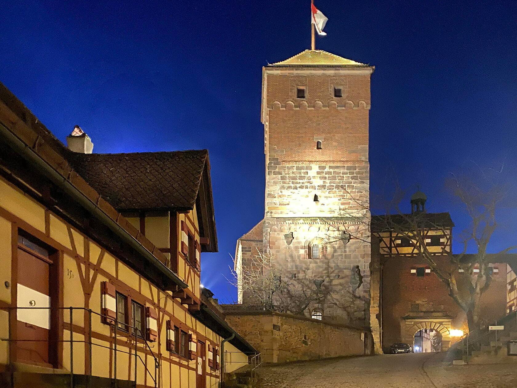 Die wunderbar beleuchtete Kaiserburg in Nürnberg.