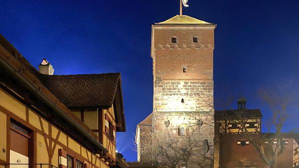 Die wunderbar beleuchtete Kaiserburg in Nürnberg.