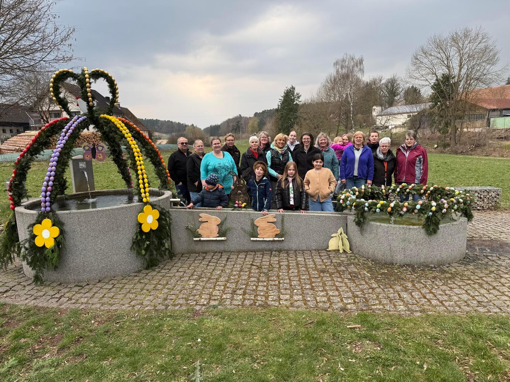 Beim Osterbrunnen in Oberreichenbach wurden 600 Eier neu bemalt und die Krone gebunden.