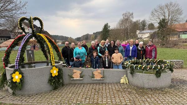Beim Osterbrunnen in Oberreichenbach wurden 600 Eier neu bemalt und die Krone gebunden.
