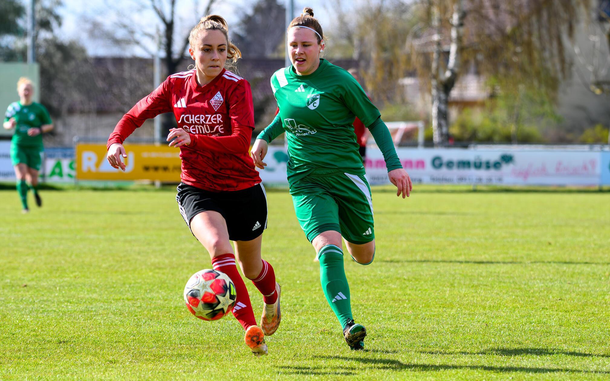 Topspiel in der Frauenfußball-Landesliga: TSV Buch gegen FC Ezelsdorf, hier Emilija Topic (10, TSV Buch ) Alicia Kohl (8, FC Ezelsdorf )