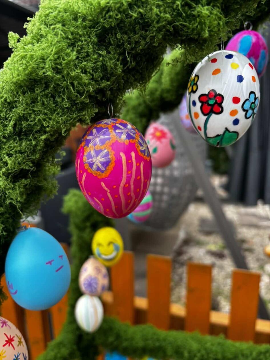 Gemeinsam haben die "Höllerleiner" aus Wiesenthau diesen Brunnen gebaut und die Eier verziert. Von vier bis 80 Jahren war alles dabei.